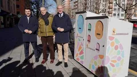 El alcalde de León, José Antonio Diez, presenta los nuevos puntos limpios de proximidad. Foto: Campillo.