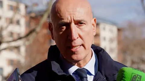 El alcalde de León, José Antonio Diez, presenta los nuevos puntos limpios de proximidad. Foto: Campillo.