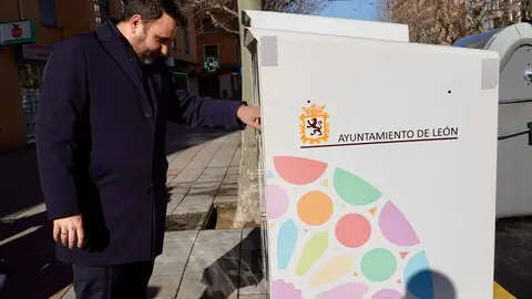 El alcalde de León, José Antonio Diez, presenta los nuevos puntos limpios de proximidad. Foto: Campillo.