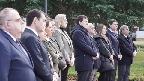 El Gobierno de Castilla y León guarda un minuto de silencio en recuerdo de los fallecidos en el accidente de tren de Adamuz (Córdoba). Foto: Rubén Cacho.