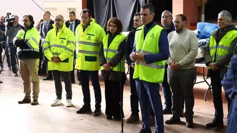Ante la magnitud de la tragedia, el presidente del Gobierno, Pedro Sánchez, anunció desde Adamuz la declaración de tres días de luto oficial en todo el país, una medida de carácter nacional que simboliza el duelo colectivo y el acompañamiento institucional a las víctimas y sus familias.