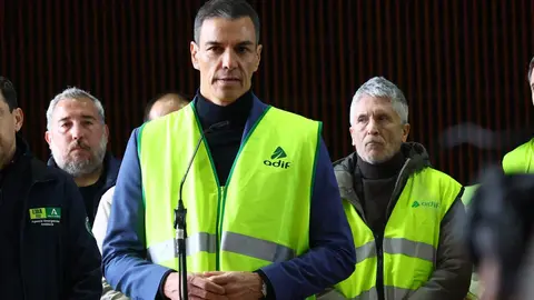 Ante la magnitud de la tragedia, el presidente del Gobierno, Pedro Sánchez, anunció desde Adamuz la declaración de tres días de luto oficial en todo el país, una medida de carácter nacional que simboliza el duelo colectivo y el acompañamiento institucional a las víctimas y sus familias.