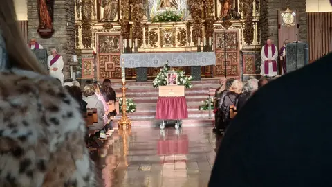 El templo de La Virgen del Camino se queda pequeño para dar un último adiós a Urbano González, el hombre que fue ejemplo de vida y de lucha. Foto: Heraldo de León
