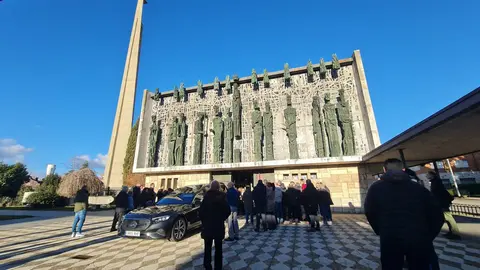 El templo de La Virgen del Camino se queda pequeño para dar un último adiós a Urbano González, el hombre que fue ejemplo de vida y de lucha. Foto: Heraldo de León