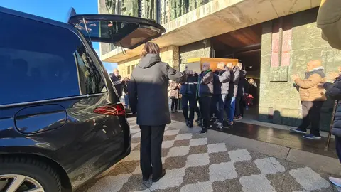 El templo de La Virgen del Camino se queda pequeño para dar un último adiós a Urbano González, el hombre que fue ejemplo de vida y de lucha. Foto: Heraldo de León