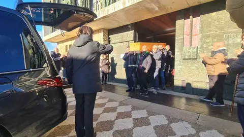 El templo de La Virgen del Camino se queda pequeño para dar un último adiós a Urbano González, el hombre que fue ejemplo de vida y de lucha. Foto: Heraldo de León