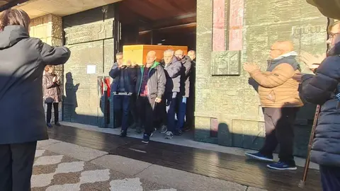 El templo de La Virgen del Camino se queda pequeño para dar un último adiós a Urbano González, el hombre que fue ejemplo de vida y de lucha. Foto: Heraldo de León