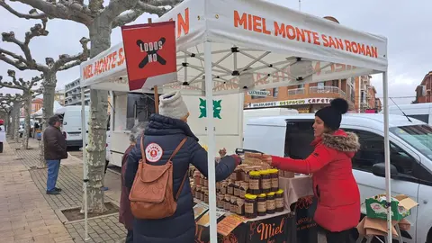 'Lodos No' ha repartido información, este martes en el mercado de Astorga, sobre el proyecto de la planta de Piedralbas.