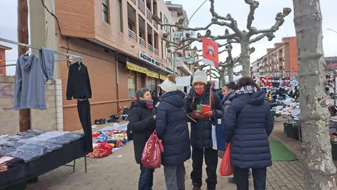 'Lodos No' ha repartido información, este martes en el mercado de Astorga, sobre el proyecto de la planta de Piedralbas.