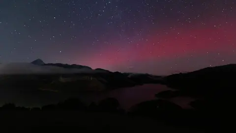 El fotógrafo de naturaleza y guía turístico Jorge Escanciano capta unas insólitas y preciosas imágenes del cielo coloreado desde el Alto de Valcayo, en la Montaña de Riaño, y advierte de que el fenómeno es cada vez más habitual. Foto cedida por Jorge Escanciano.