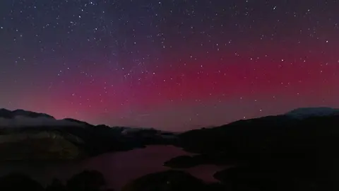 El fotógrafo de naturaleza y guía turístico Jorge Escanciano capta unas insólitas y preciosas imágenes del cielo coloreado desde el Alto de Valcayo, en la Montaña de Riaño, y advierte de que el fenómeno es cada vez más habitual. Foto cedida por Jorge Escanciano.