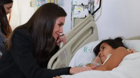 Felipe VI y la reina Letizia se trasladaron este martes a Adamuz, Córdoba, para conocer de cerca los efectos del accidente ferroviario ocurrido el pasado domingo. Los monarcas inspeccionaron los vagones siete y ocho del tren Iryo, los más dañados del convoy, observando maletas y prendas dispersas y conversando con miembros de la UME, bomberos y sanitarios que intervinieron en la emergencia. Además visitaron a los heridos así como a las familias de los fallecidos.