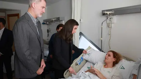 Felipe VI y la reina Letizia se trasladaron este martes a Adamuz, Córdoba, para conocer de cerca los efectos del accidente ferroviario ocurrido el pasado domingo. Los monarcas inspeccionaron los vagones siete y ocho del tren Iryo, los más dañados del convoy, observando maletas y prendas dispersas y conversando con miembros de la UME, bomberos y sanitarios que intervinieron en la emergencia. Además visitaron a los heridos así como a las familias de los fallecidos.