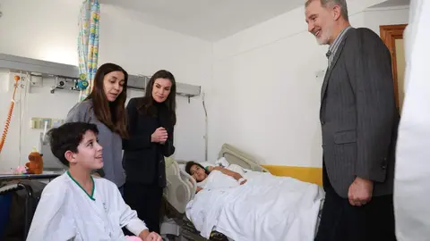 Felipe VI y la reina Letizia se trasladaron este martes a Adamuz, Córdoba, para conocer de cerca los efectos del accidente ferroviario ocurrido el pasado domingo. Los monarcas inspeccionaron los vagones siete y ocho del tren Iryo, los más dañados del convoy, observando maletas y prendas dispersas y conversando con miembros de la UME, bomberos y sanitarios que intervinieron en la emergencia. Además visitaron a los heridos así como a las familias de los fallecidos.