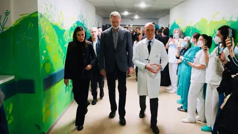 Felipe VI y la reina Letizia se trasladaron este martes a Adamuz, Córdoba, para conocer de cerca los efectos del accidente ferroviario ocurrido el pasado domingo. Los monarcas inspeccionaron los vagones siete y ocho del tren Iryo, los más dañados del convoy, observando maletas y prendas dispersas y conversando con miembros de la UME, bomberos y sanitarios que intervinieron en la emergencia. Además visitaron a los heridos así como a las familias de los fallecidos.