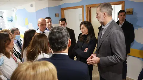 Felipe VI y la reina Letizia se trasladaron este martes a Adamuz, Córdoba, para conocer de cerca los efectos del accidente ferroviario ocurrido el pasado domingo. Los monarcas inspeccionaron los vagones siete y ocho del tren Iryo, los más dañados del convoy, observando maletas y prendas dispersas y conversando con miembros de la UME, bomberos y sanitarios que intervinieron en la emergencia. Además visitaron a los heridos así como a las familias de los fallecidos.