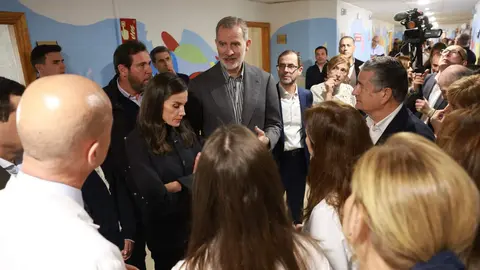 Felipe VI y la reina Letizia se trasladaron este martes a Adamuz, Córdoba, para conocer de cerca los efectos del accidente ferroviario ocurrido el pasado domingo. Los monarcas inspeccionaron los vagones siete y ocho del tren Iryo, los más dañados del convoy, observando maletas y prendas dispersas y conversando con miembros de la UME, bomberos y sanitarios que intervinieron en la emergencia. Además visitaron a los heridos así como a las familias de los fallecidos.