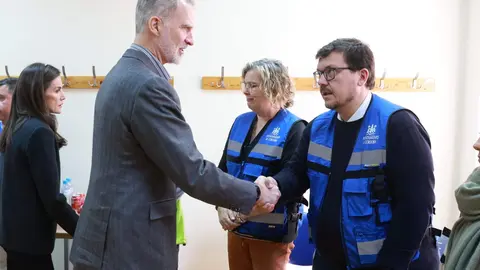 Felipe VI y la reina Letizia se trasladaron este martes a Adamuz, Córdoba, para conocer de cerca los efectos del accidente ferroviario ocurrido el pasado domingo. Los monarcas inspeccionaron los vagones siete y ocho del tren Iryo, los más dañados del convoy, observando maletas y prendas dispersas y conversando con miembros de la UME, bomberos y sanitarios que intervinieron en la emergencia. Además visitaron a los heridos así como a las familias de los fallecidos.