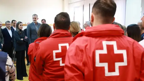 Felipe VI y la reina Letizia se trasladaron este martes a Adamuz, Córdoba, para conocer de cerca los efectos del accidente ferroviario ocurrido el pasado domingo. Los monarcas inspeccionaron los vagones siete y ocho del tren Iryo, los más dañados del convoy, observando maletas y prendas dispersas y conversando con miembros de la UME, bomberos y sanitarios que intervinieron en la emergencia. Además visitaron a los heridos así como a las familias de los fallecidos.