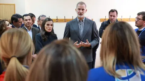 Felipe VI y la reina Letizia se trasladaron este martes a Adamuz, Córdoba, para conocer de cerca los efectos del accidente ferroviario ocurrido el pasado domingo. Los monarcas inspeccionaron los vagones siete y ocho del tren Iryo, los más dañados del convoy, observando maletas y prendas dispersas y conversando con miembros de la UME, bomberos y sanitarios que intervinieron en la emergencia. Además visitaron a los heridos así como a las familias de los fallecidos.