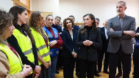 Felipe VI y la reina Letizia se trasladaron este martes a Adamuz, Córdoba, para conocer de cerca los efectos del accidente ferroviario ocurrido el pasado domingo. Los monarcas inspeccionaron los vagones siete y ocho del tren Iryo, los más dañados del convoy, observando maletas y prendas dispersas y conversando con miembros de la UME, bomberos y sanitarios que intervinieron en la emergencia. Además visitaron a los heridos así como a las familias de los fallecidos.