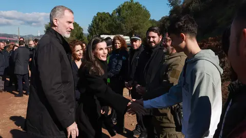 Felipe VI y la reina Letizia se trasladaron este martes a Adamuz, Córdoba, para conocer de cerca los efectos del accidente ferroviario ocurrido el pasado domingo. Los monarcas inspeccionaron los vagones siete y ocho del tren Iryo, los más dañados del convoy, observando maletas y prendas dispersas y conversando con miembros de la UME, bomberos y sanitarios que intervinieron en la emergencia. Además visitaron a los heridos así como a las familias de los fallecidos.