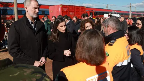Felipe VI y la reina Letizia se trasladaron este martes a Adamuz, Córdoba, para conocer de cerca los efectos del accidente ferroviario ocurrido el pasado domingo. Los monarcas inspeccionaron los vagones siete y ocho del tren Iryo, los más dañados del convoy, observando maletas y prendas dispersas y conversando con miembros de la UME, bomberos y sanitarios que intervinieron en la emergencia. Además visitaron a los heridos así como a las familias de los fallecidos.