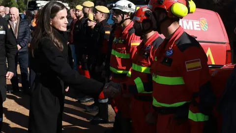 Felipe VI y la reina Letizia se trasladaron este martes a Adamuz, Córdoba, para conocer de cerca los efectos del accidente ferroviario ocurrido el pasado domingo. Los monarcas inspeccionaron los vagones siete y ocho del tren Iryo, los más dañados del convoy, observando maletas y prendas dispersas y conversando con miembros de la UME, bomberos y sanitarios que intervinieron en la emergencia. Además visitaron a los heridos así como a las familias de los fallecidos.