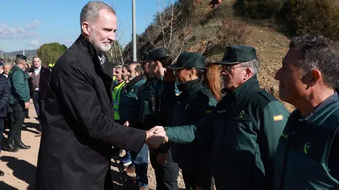 Felipe VI y la reina Letizia se trasladaron este martes a Adamuz, Córdoba, para conocer de cerca los efectos del accidente ferroviario ocurrido el pasado domingo. Los monarcas inspeccionaron los vagones siete y ocho del tren Iryo, los más dañados del convoy, observando maletas y prendas dispersas y conversando con miembros de la UME, bomberos y sanitarios que intervinieron en la emergencia. Además visitaron a los heridos así como a las familias de los fallecidos.