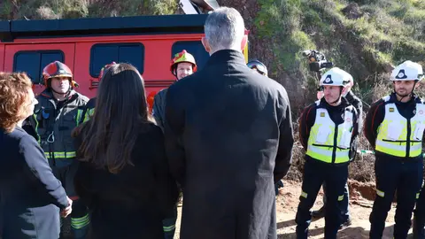Felipe VI y la reina Letizia se trasladaron este martes a Adamuz, Córdoba, para conocer de cerca los efectos del accidente ferroviario ocurrido el pasado domingo. Los monarcas inspeccionaron los vagones siete y ocho del tren Iryo, los más dañados del convoy, observando maletas y prendas dispersas y conversando con miembros de la UME, bomberos y sanitarios que intervinieron en la emergencia. Además visitaron a los heridos así como a las familias de los fallecidos.