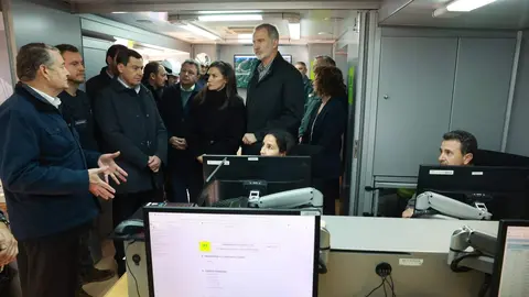 Felipe VI y la reina Letizia se trasladaron este martes a Adamuz, Córdoba, para conocer de cerca los efectos del accidente ferroviario ocurrido el pasado domingo. Los monarcas inspeccionaron los vagones siete y ocho del tren Iryo, los más dañados del convoy, observando maletas y prendas dispersas y conversando con miembros de la UME, bomberos y sanitarios que intervinieron en la emergencia. Además visitaron a los heridos así como a las familias de los fallecidos.