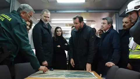 Felipe VI y la reina Letizia se trasladaron este martes a Adamuz, Córdoba, para conocer de cerca los efectos del accidente ferroviario ocurrido el pasado domingo. Los monarcas inspeccionaron los vagones siete y ocho del tren Iryo, los más dañados del convoy, observando maletas y prendas dispersas y conversando con miembros de la UME, bomberos y sanitarios que intervinieron en la emergencia. Además visitaron a los heridos así como a las familias de los fallecidos.