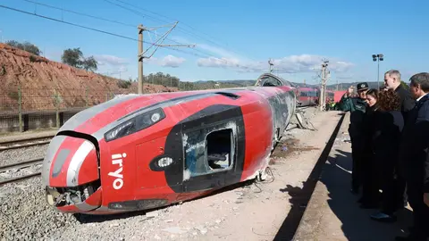 Felipe VI y la reina Letizia se trasladaron este martes a Adamuz, Córdoba, para conocer de cerca los efectos del accidente ferroviario ocurrido el pasado domingo. Los monarcas inspeccionaron los vagones siete y ocho del tren Iryo, los más dañados del convoy, observando maletas y prendas dispersas y conversando con miembros de la UME, bomberos y sanitarios que intervinieron en la emergencia. Además visitaron a los heridos así como a las familias de los fallecidos.