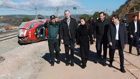 Felipe VI y la reina Letizia se trasladaron este martes a Adamuz, Córdoba, para conocer de cerca los efectos del accidente ferroviario ocurrido el pasado domingo. Los monarcas inspeccionaron los vagones siete y ocho del tren Iryo, los más dañados del convoy, observando maletas y prendas dispersas y conversando con miembros de la UME, bomberos y sanitarios que intervinieron en la emergencia. Además visitaron a los heridos así como a las familias de los fallecidos.