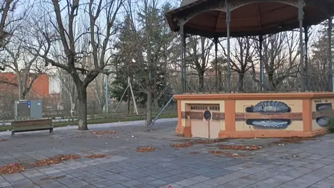 El urinario público de Papalaguinda sigue cerrado tres meses después por falta de conexión eléctrica mientras los usuarios denuncian fallos en el resto de sanitarios, especialmente en el ubicado en Condesa de Sagasta.