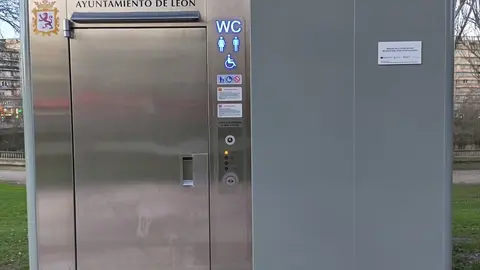 El urinario público de Papalaguinda sigue cerrado tres meses después por falta de conexión eléctrica mientras los usuarios denuncian fallos en el resto de sanitarios, especialmente en el ubicado en Condesa de Sagasta.