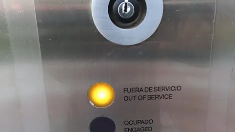 El urinario público de Papalaguinda sigue cerrado tres meses después por falta de conexión eléctrica mientras los usuarios denuncian fallos en el resto de sanitarios, especialmente en el ubicado en Condesa de Sagasta.