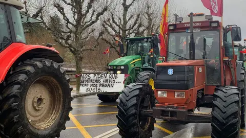 Setenta tractores y más de 500 agricultores inundan el centro de la ciudad con pancartas y bocinas para denunciar la agresión al campo. Fotos: A.F. Reca