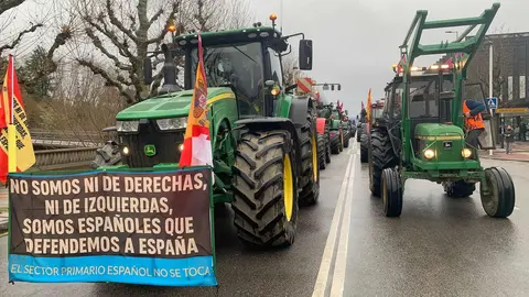 Setenta tractores y más de 500 agricultores inundan el centro de la ciudad con pancartas y bocinas para denunciar la agresión al campo. Fotos: A.F. Reca