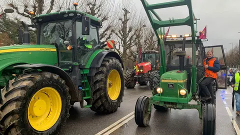 Setenta tractores y más de 500 agricultores inundan el centro de la ciudad con pancartas y bocinas para denunciar la agresión al campo. Fotos: A.F. Reca