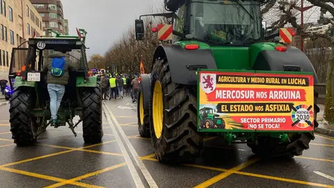 Setenta tractores y más de 500 agricultores inundan el centro de la ciudad con pancartas y bocinas para denunciar la agresión al campo. Fotos: A.F. Reca