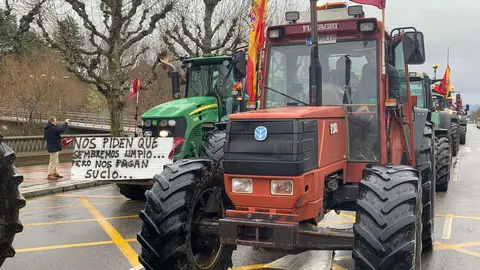 Setenta tractores y más de 500 agricultores inundan el centro de la ciudad con pancartas y bocinas para denunciar la agresión al campo. Fotos: A.F. Reca