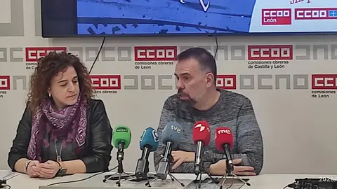 Los secretarios generales de Comisiones Obreras León y Asturias, Elena Blasco y José Manuel Zapico, presentan la campaña contra los peajes en la autopista del Huerna.