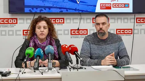 Los secretarios generales de Comisiones Obreras León y Asturias, Elena Blasco y José Manuel Zapico, presentan la campaña contra los peajes en la autopista del Huerna. Foto: Campillo