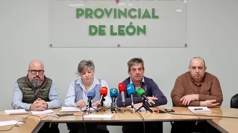 Las cuatro organizaciones agrarias de la provincia de León -Ugal-Upa, Asaja, Ucale-Coag y UCCL- informan sobre las nuevas movilizaciones dentro de una convocatoria hecha de forma unitaria a nivel nacional y autonómico. Foto: Campillo.