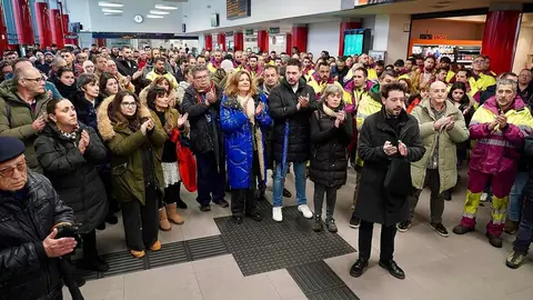 Los comités provinciales de RENFE y ADIF de León, guardan un minuto de silencio en solidaridad con las víctimas de los accidentes ferroviarios. Foto: Campillo