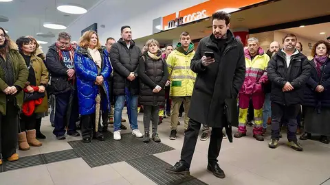 Los comités provinciales de RENFE y ADIF de León, guardan un minuto de silencio en solidaridad con las víctimas de los accidentes ferroviarios. Foto: Campillo