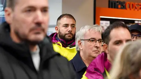 Los comités provinciales de RENFE y ADIF de León, guardan un minuto de silencio en solidaridad con las víctimas de los accidentes ferroviarios. Foto: Campillo