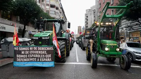 La Plataforma de Defensa del Campo Leonés (Decaleón) convoca una tractorada en contra de Mercosur, los recortes de la PAC y la competencia desleal. Foto: Campillo