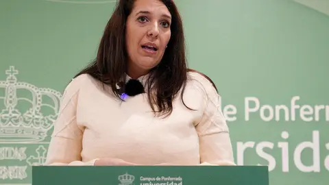 La vicerrectora del Campus de Ponferrada, Pilar Marqués (I), junto al vicerrector de Investigación y Transferencia, Santiago Gutiérrez, durante la presentación de la nueva investigadora del programa Ramón y Cajal de la Universidad de León, Noelia Flórez (C). Foto: César Sánchez